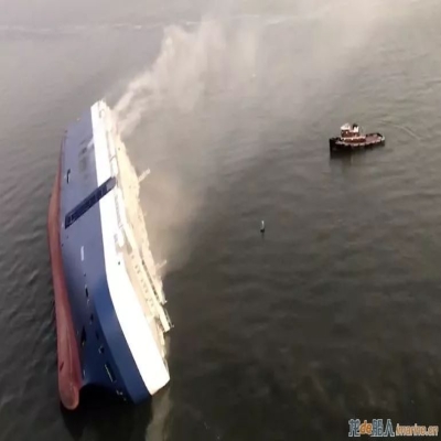 突發！載四千輛汽車滾裝船傾覆！船體仍在傾斜中