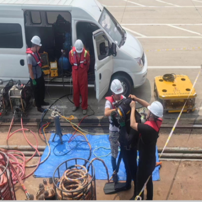 空化射流水下清洗機(jī)器人進(jìn)行水下清洗施工現(xiàn)場(chǎng)